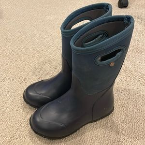 Youth navy blue Bogs EUC barely worn size 2